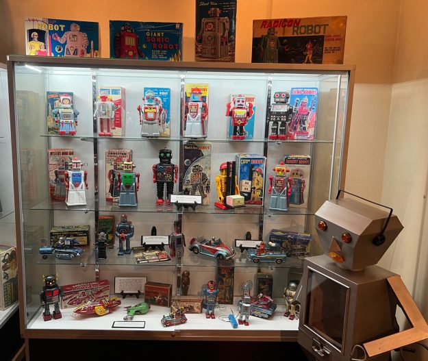 IMG_4677 robots and Japanese tin toys