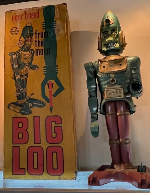 TOY Big Loo One of the largest toy robots made, Big Loo was designed with incredibly specific detail.