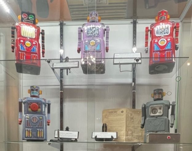 TOY Gang of Five Produced by Masudaya of Japan, the Gang of Five is one of the most prized groups of mid-20th-century toy robots.